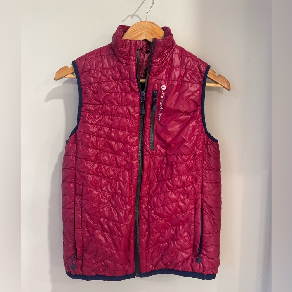 Vineyard vines women’s fuchsia vest with navy details